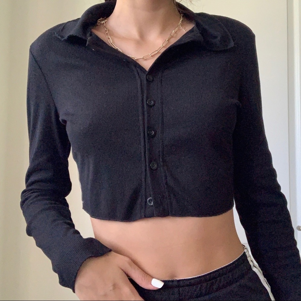 Black Buttoned Long-sleeve Crop top